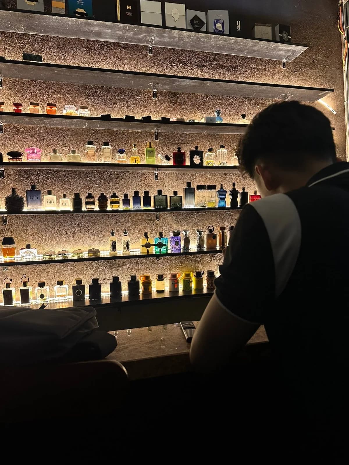 Góc thử mùi tại quầy bar, khách tại XIX Perfume Bar Đà Nẵng
